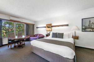 Postel nebo postele na pokoji v ubytování Quality Hotel Colonial Launceston