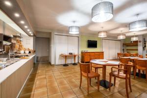 Kuchyň nebo kuchyňský kout v ubytování Comfort Hotel Lille Lomme