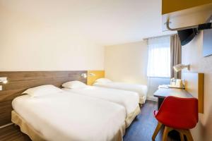 Postel nebo postele na pokoji v ubytování Comfort Hotel Lille Lomme