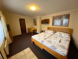 Llit o llits en una habitació de Penzion Pod Zámkem