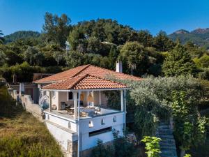 Casa blanca con techo de baldosa en Vista Del Mare Luxury Villa, en Koinira