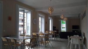 Hostel Royalty ALBERGUE tesisinde bir restoran veya yemek mekanı