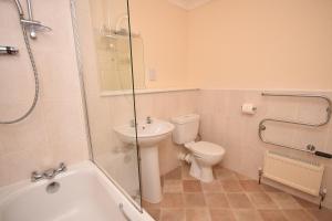 uma casa de banho com um WC, um lavatório e um chuveiro em Town or Country - Osborne House Apartments em Southampton