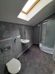 Koupelna v ubytování Coin Hotel