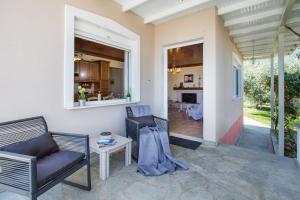 Una sala de estar con dos sillas y una mesa. en Vista Del Mare Luxury Villa, en Koinira 26 fotos más