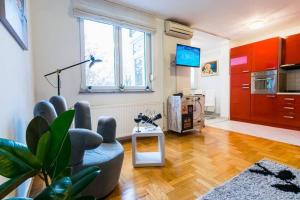 salon z kanapą i telewizorem w obiekcie Apartment Jarun Brac w Zagrzebiu