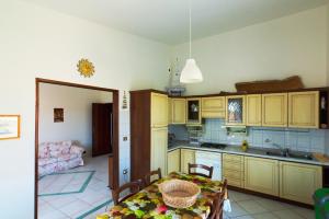 a kitchen with a table and a dining room at Villa Arancio in Cala Liberotto