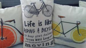 ティミショアラにあるB Apartments - Bike Apartmentの枕2つ(自転車の図面付)