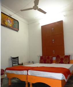
A bed or beds in a room at Mohan Villa Guest House
