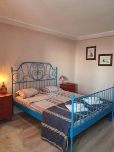 una camera da letto con un letto blu in una stanza di Skyline Central Apartment a Timişoara