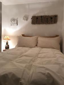 Postel nebo postele na pokoji v ubytování Whitstable Tree House Retreat