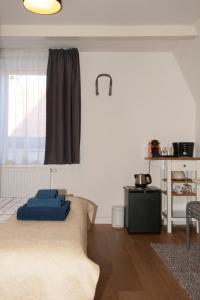 - une chambre avec un lit doté d'une couverture bleue dans l'établissement Kuwadro Guesthouse Jordaan, à Amsterdam