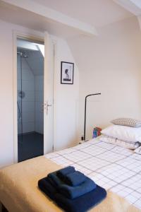- une chambre avec un lit et des serviettes bleues dans l'établissement Kuwadro Guesthouse Jordaan, à Amsterdam