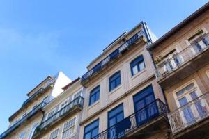 - un bâtiment avec des balcons sur le côté dans l'établissement Flores Studio, à Porto