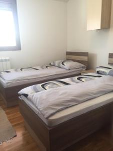 3 lits sont disposés dans une pièce dans l'établissement Nena apartman, à Zlatibor