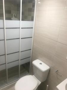 y baño con aseo blanco y lavamanos. en Estudio La Concepción, en La Laguna