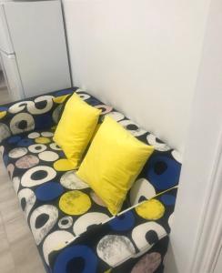 a couch with polka dots and yellow pillows at Estudio La Concepción in La Laguna