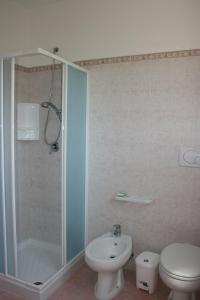 y baño con ducha, aseo y lavamanos. en Casa Fanfulla, en Marciano Della Chiana