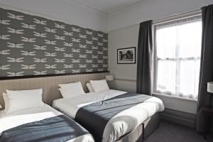 Łóżko lub łóżka w pokoju w obiekcie Oaklands by Greene King Inns