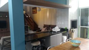 cocina con fregadero y mesa en una habitación en Casa com piscina, en Florianópolis