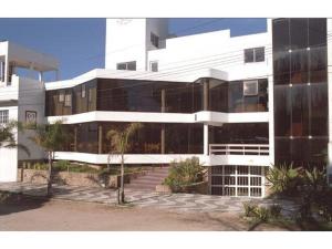 Un gran edificio blanco con muchas ventanas. en Hotel Reviens, en Villa Gesell