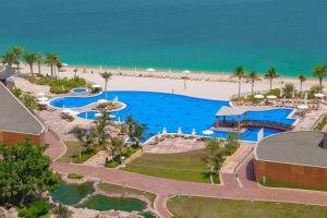 una vista aerea di un resort con piscina e spiaggia di Andaz Residence by Hyatt - Palm Jumeirah a Dubai