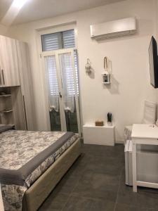 1 dormitorio con cama, ventana y lavamanos en B&B Il Corallo, en San Benedetto del Tronto