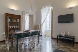 Telewizja i/lub zestaw kina domowego w obiekcie Palazzo Le Cupole by Wonderful Italy