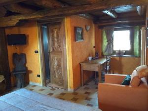 a living room with a couch and a desk at Affittacamere Saint Salod in Charvensod