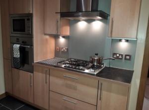 cocina con fogones y fogones horno superior en Beachview Apartment, en Edimburgo