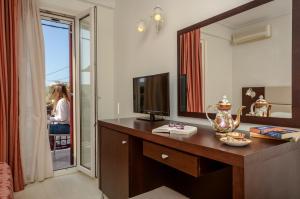 Televízia a/alebo spoločenská miestnosť v ubytovaní Aeolis Boutique Hotel