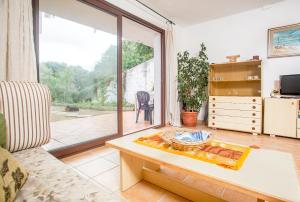 Televízia a/alebo spoločenská miestnosť v ubytovaní Relax tra terra e mare