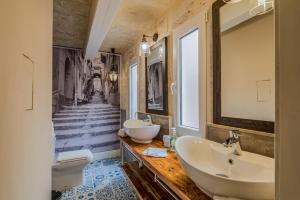 łazienka z 2 umywalkami i klatką schodową w obiekcie Valletta Lucente Guest House w mieście Valletta