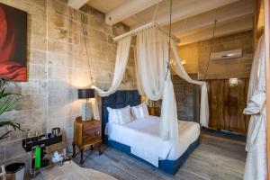 sypialnia z łóżkiem huśtawkowym w pokoju w obiekcie Valletta Lucente Guest House w mieście Valletta
