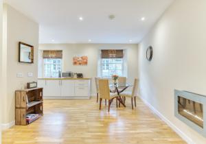 cocina y comedor con mesa y sillas en The Gloucester Lane Residence, en Edimburgo