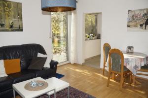 een woonkamer met een bank en een tafel bij Ferienwohnung auf Resthof in Nordhorn