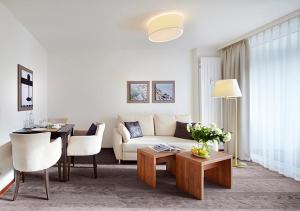 ein Wohnzimmer mit einem Sofa und einem Tisch in der Unterkunft Hotel Ancora in Timmendorfer Strand