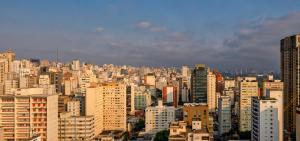 una vista de una ciudad con muchos edificios altos en Radisson Oscar Freire, en São Paulo