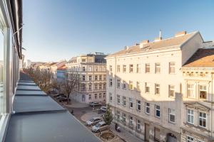 widok na ulicę z budynku w obiekcie Heart of Ottakring w Wiedniu