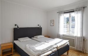 Postel nebo postele na pokoji v ubytování Cozy Home In Bovallstrand With House Sea View