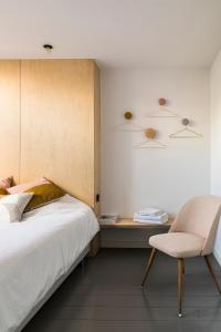 Postel nebo postele na pokoji v ubytování Canopée guesthouse