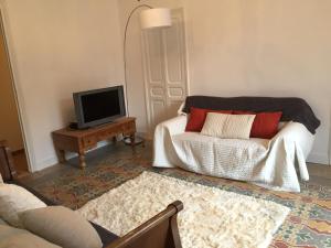 皮尼亚Casa Dolce Vita的客厅里有一张沙发和一台电视