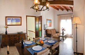 a living room with a table and a dining room at RVHotels Apartamentos Villas Piscis in L'Estartit