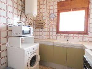 ロザスにあるApartamento con vista mar Rosas 5-8のキッチン(洗濯機、電子レンジ付)