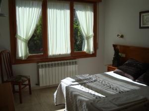 Postel nebo postele na pokoji v ubytování Hostal Vinuesa