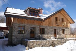 una casa con nieve encima en Charmante Ferienwohnung im Landhausstil en Kašperské Hory