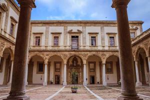 Η πρόσοψη ή η είσοδος του Mirabilia Arab House