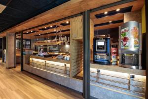 Lounge nebo bar v ubytování ibis budget Cahors