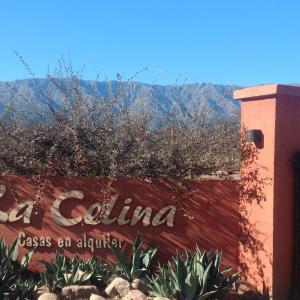 una señal para la entrada con montañas en el fondo en La Celina Casas de Campo en Nono