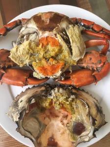 un plato de comida con cangrejo y zanahorias en Minh Đức hotel, en Cat Ba
